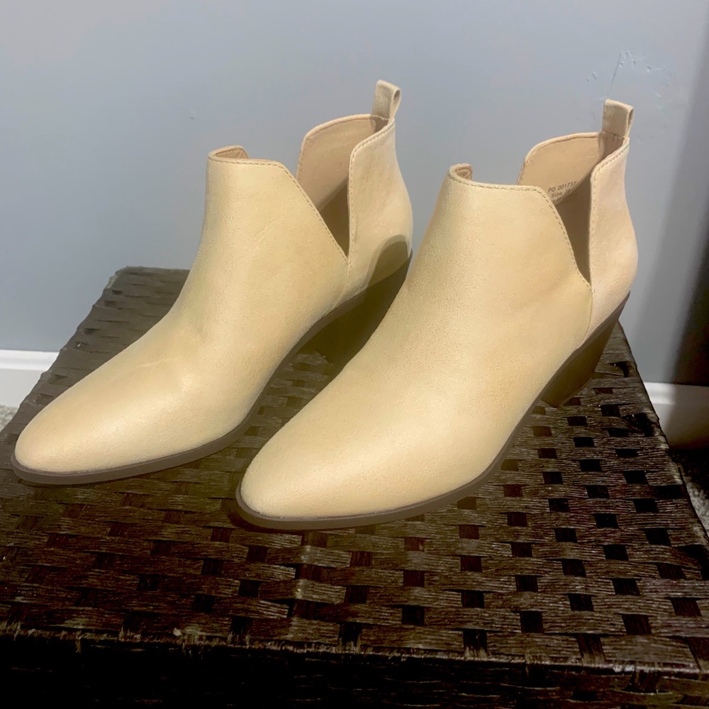 Journey Collection Lola Ankle Boots